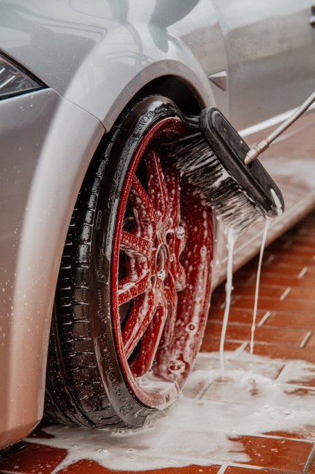 Mycie felgi samochodu